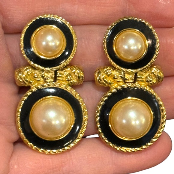 Vintage Richelieu faix pearl dangle black enamel textured gold finish earrings - Picture 4 of 6